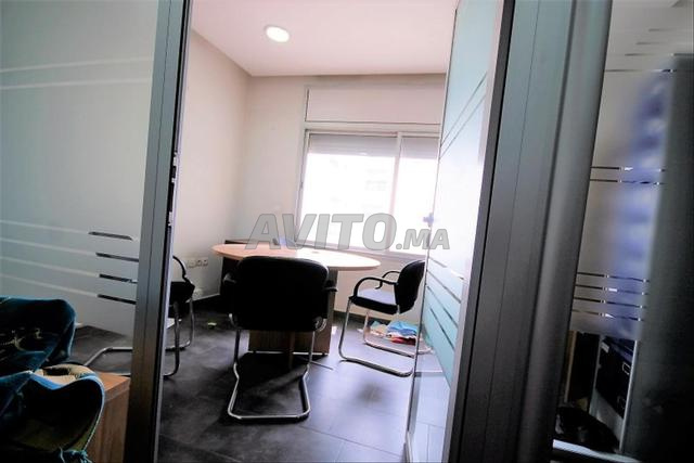 مكتب مقسم مع مصعد ومرآب