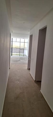 محل للإيجار بأكدال مع ساحة خارجية مجهزة