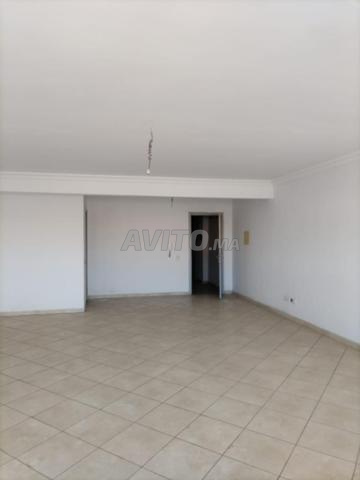 مكتب مع موقف سيارات سفلي