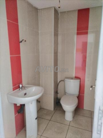 مكتب مع موقف سيارات سفلي - 2