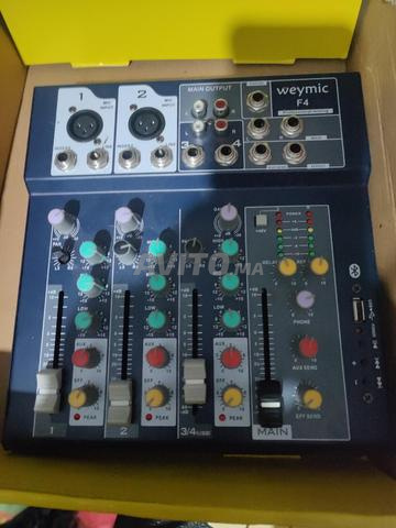 Auto-Tune plus micros et tables de mixage