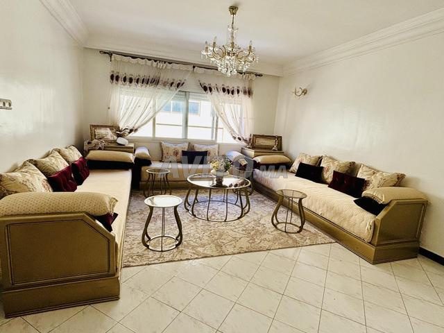 صالون مغربي مع طاولات وسجاد وستائر - 2