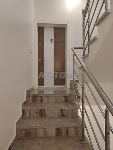 مكتب بالطابق الثاني للإيجار - 2