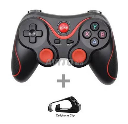 Manette de jeu avec son support - 2