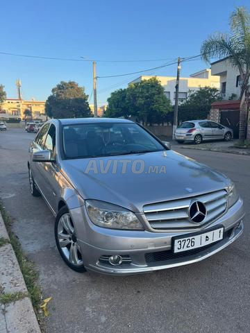 Mercedes-Benz 220 Diesel Automatique 2010 à Rabat - 2