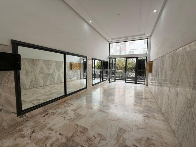 مكتب فاخر للإيجار - 2