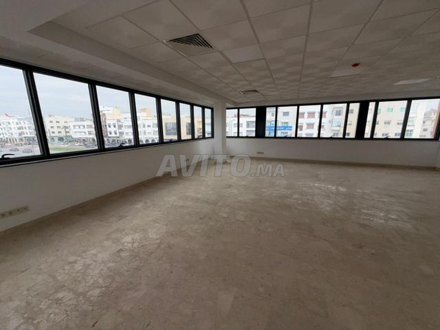 GRAND PLATEAU BUREAU À LOUER