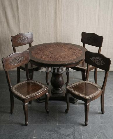 Une table d'antiquité avec 4 chaises - 2