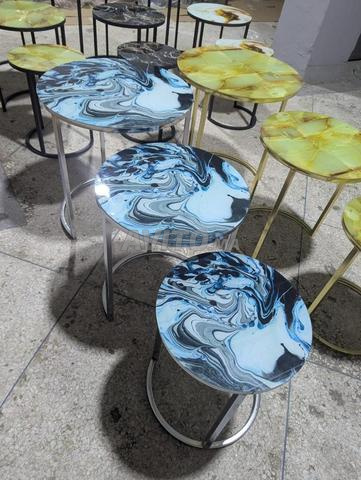 3 tables avec dessus en verre