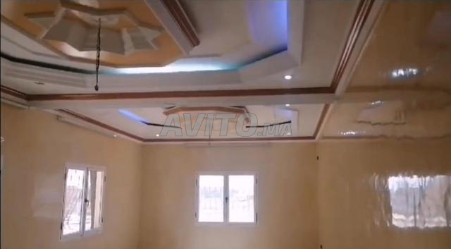 محل تجاري بكراج و 3 محلات - 2