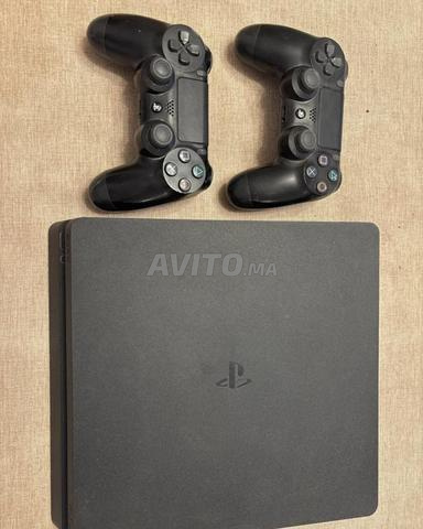 PlayStation 4 avec 2 manettes et 5 jeux