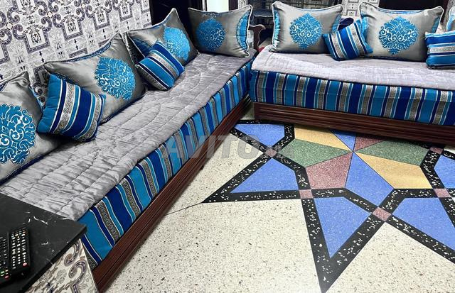 أعرض للبيع 3 أرائك، بكل ما يلزم لها - 2