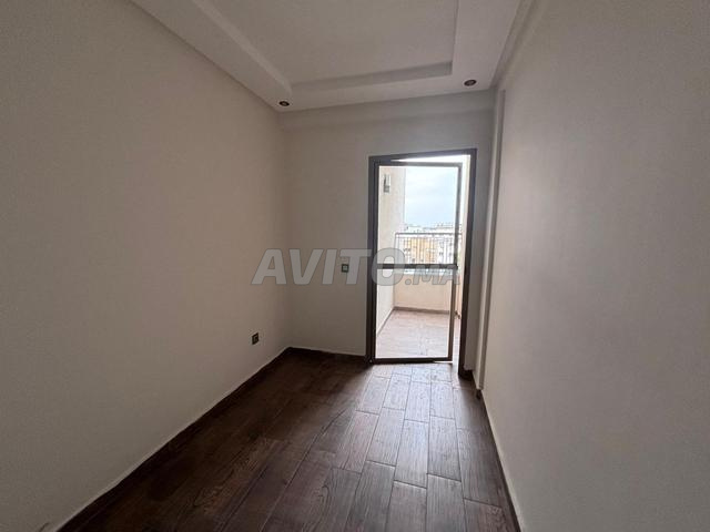 شقة بالطابق الثالث بمصعد وموقف سيارات - 2