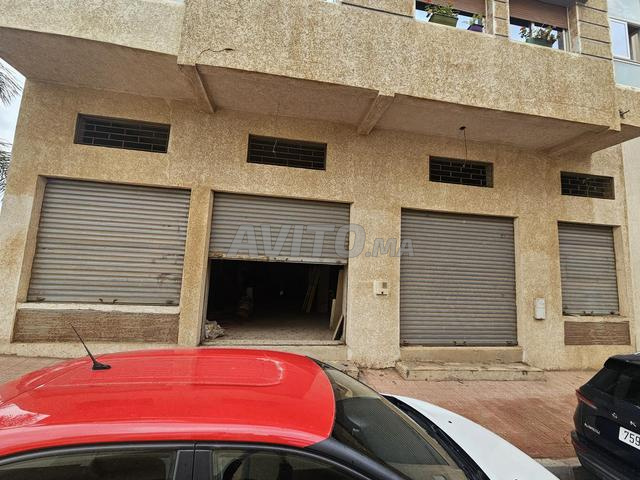 محل وقبو واسعان، واجهتان