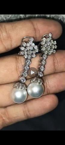 حلق ذهب مرصع بالألماس واللؤلؤ الطبيعي