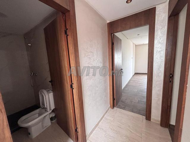 شقة بالطابق الثالث بمصعد وموقف سيارات - 2