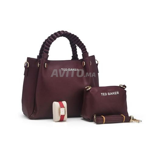 Ensemble élégant. Sac à main. Petit sac. Montre raffinée.