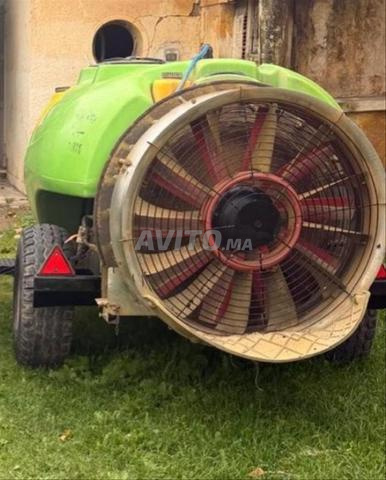 Tracteur Deutz Fahr 4x4 avec atomiseur 2000l