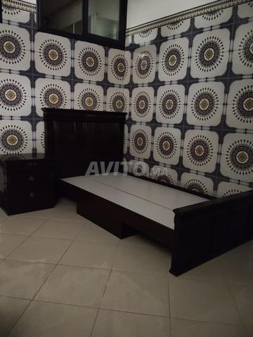 سرير خزانة ملابس طاولة بجانب السرير مرتبة