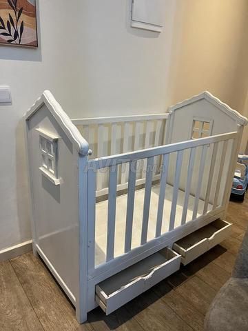 سرير أطفال بحالة ممتازة كالجديد