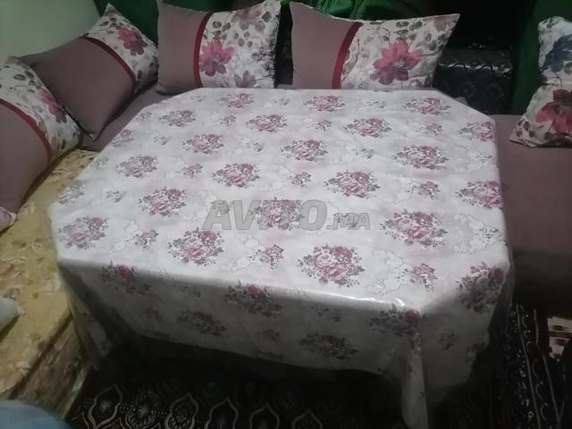 Canapés avec coussins et 10 oreillers et table et tapis