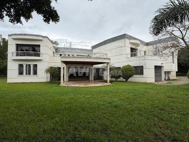 فيلا راقية بمساحة 2860م² للبيع في السويسي II