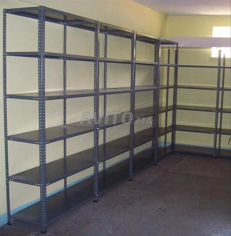 🔸 Étagères de stockage robustes pour un rangement professionnel