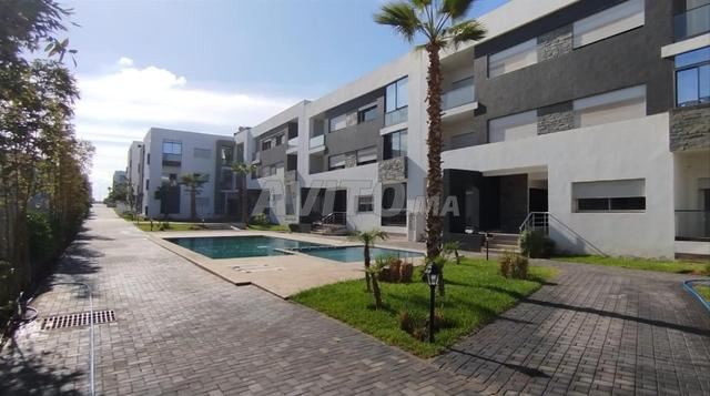 شقة جميلة جديدة في سكن مع مسبح