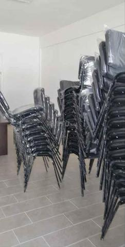 كرسي مع مكتب للكتابة