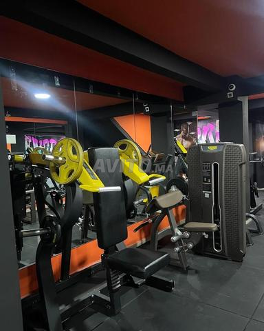 صالة ألعاب رياضية كاملة للبيع