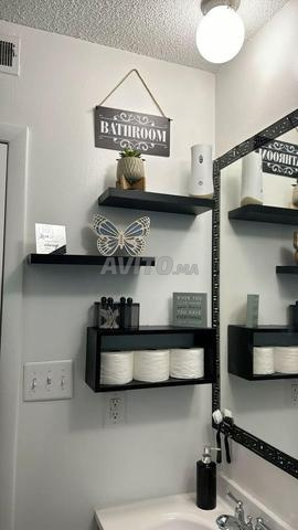 رفوف خشبية متنوعة