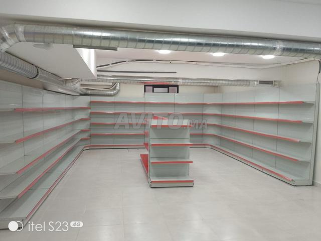 رفوف وعرض سوق معدني