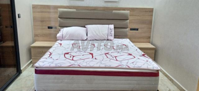 سرير مزدوج حسب الطلب مع طاولات جانبية - 2