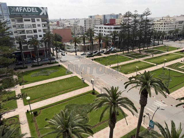 شقة فارغة بالطابق الأخير مطلة على البحر