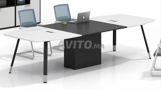 مكتب خشبي مع طاولة اجتماعات متاحة فوراً. - 2