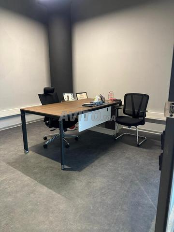 مكتب خشب وينجي مع عودة متاح فوراً.