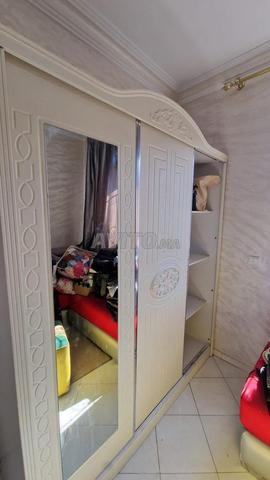 خزانة ملابس عصرية بمرآة للبيع - حالة جيدة جداً