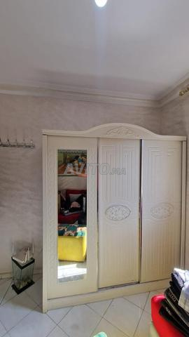 خزانة ملابس عصرية بمرآة للبيع - حالة جيدة جداً - 2