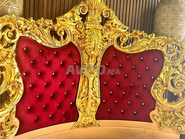 غرفة نوم فاخرة مع سرير