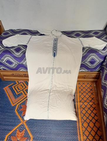 عشرون قميصًا للبيع