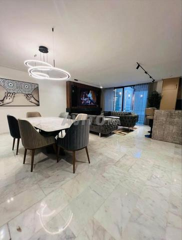 شقة بـ 165 متر مربع وحمام سباحة خاص في جليز - 2