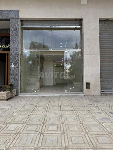 للإيجار، محل تجاري بتراس كبير - 2