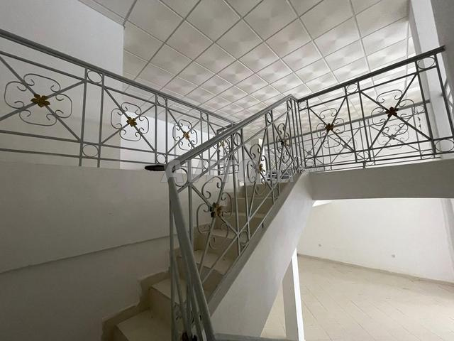 Spacieux Magasin à côté de café malezia