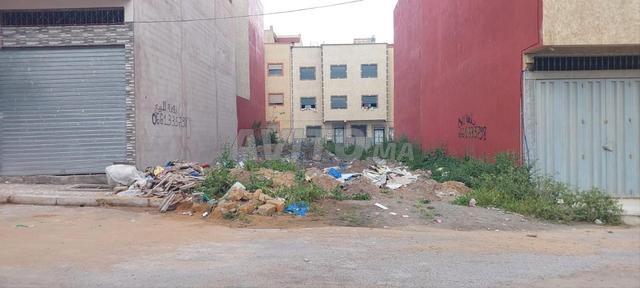 بقعة تجارية رائعة بواجهة مشمسة وبشارع كبير للبيع