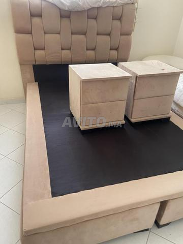 سرير مع طاولات بجانب السرير