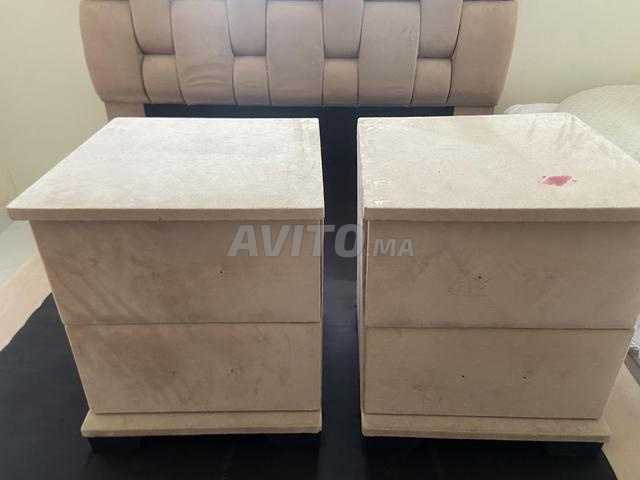 سرير مع طاولات بجانب السرير - 2