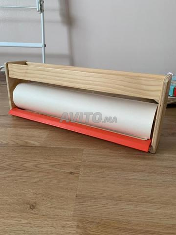 حامل ورق رسم مع أقلام تلوين