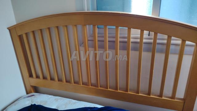 سرير خشبي مع مرتبة و كومودينو للبيع - 2