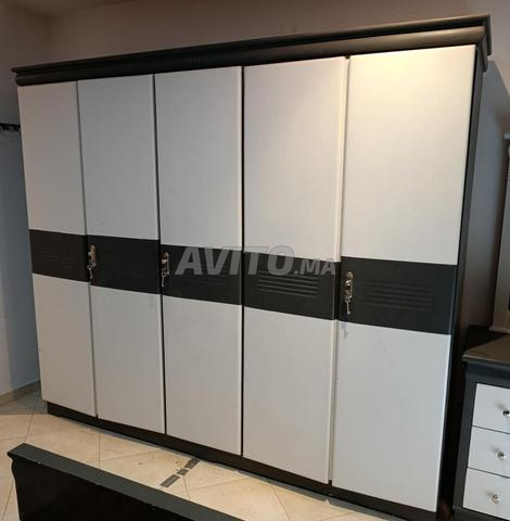 خزانة خشبية صلبة بـ 5 أبواب - 2