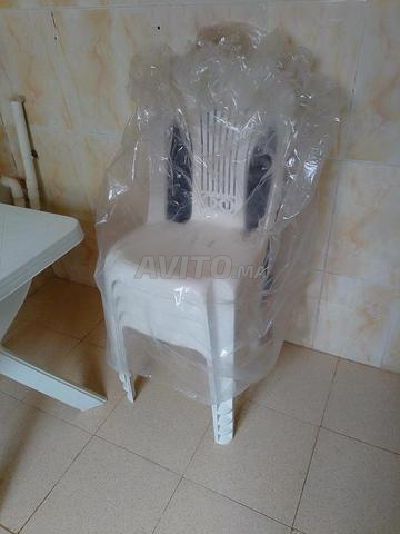 Table avec des chaises - 2